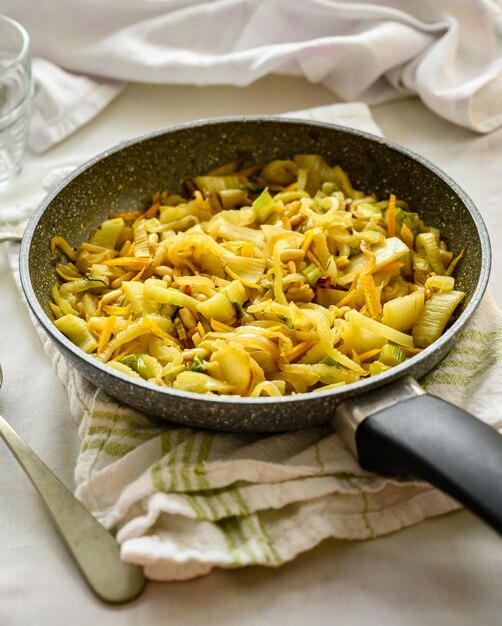 Photo skillet with sauteed fennel with orange traditional french dish fennel pine nuts and orange