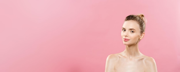 Skin Care Concept Charmante jonge blanke vrouw met perfecte make-up foto samenstelling van brunette meisje geïsoleerd op roze achtergrond met kopie ruimte