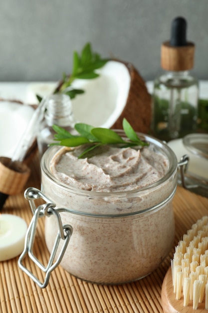 Concetto di scrub per la cura della pelle sul tappetino di bambù