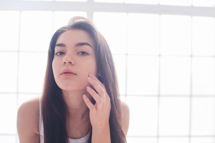 Photo 若い女性のスキンケアと朝のメイク