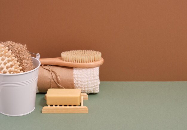 테이블에 있는 스킨케어 생태학적 미용 제품 비누 나무 브러시 깨끗한 수건 및 마사지 브러시