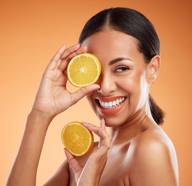 Foto trucco per la cura della pelle e ragazza di bellezza con prodotto arancione per cosmetici per il trattamento del viso fai da te o cura di sé