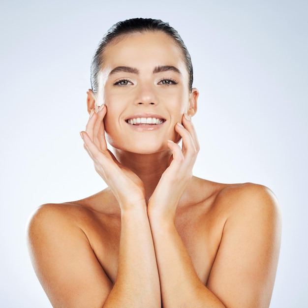 Ritratto di cura della pelle e viso per il bagliore della pelle su una donna isolata su uno sfondo bianco studio bellezza cosmetica e modello di benessere ragazza felice con viso liscio naturale sorridente per dermatologia