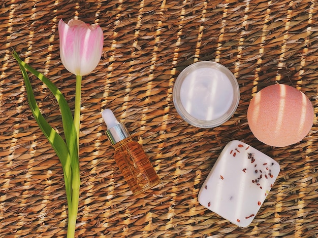 Skincare spa en lichaamsverzorging cosmetische producten op houten achtergrond flatlay ontwerp organische schoonheidsroutine en natuurlijke cosmetica concept