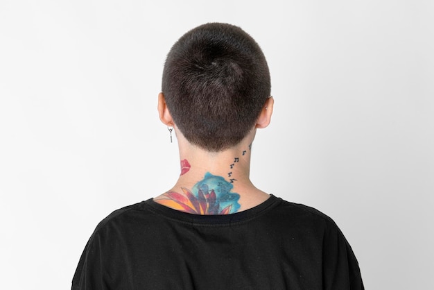Skinhead getatoeëerd model in zwart T-shirt