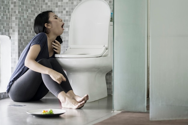 Photo skinny woman vomiting after eating