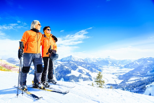 Foto skipaar op de top van de berg.