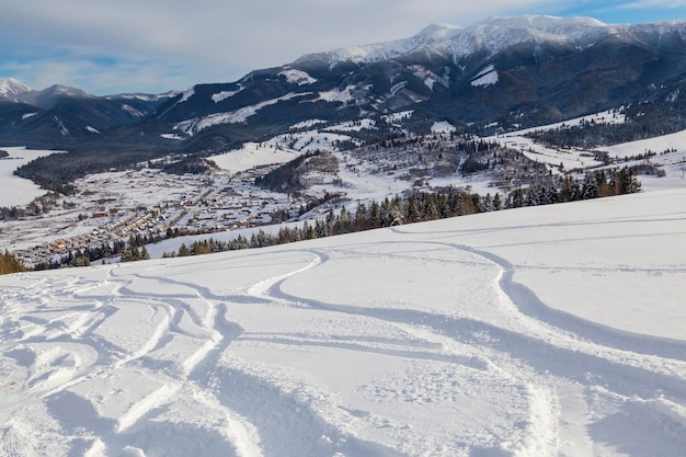 Skipad en sporen op de top van de berg met uitzicht op de vallei westelijke tatra skigebied van zuberec slowakije toeristische winterbestemming skiën wintersportentertainment