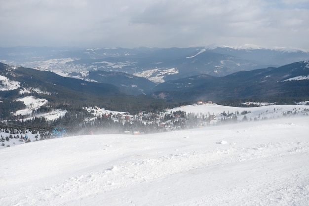 Skipiste bedekt met de witte sneeuw