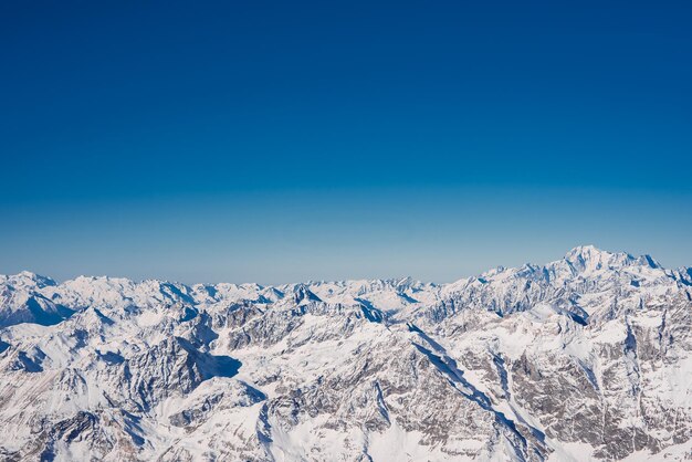 Skipiste en besneeuwde winterbergen matterhorn is een berg in de pennine alpen