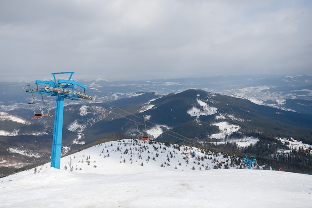 Foto skipiste en stoeltjeslift met besneeuwde bomen op zonnige dag. skigebied combloux, franse alpen