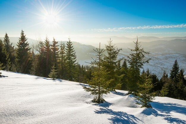 skipiste met een prachtig uitzicht op de besneeuwde heuvel