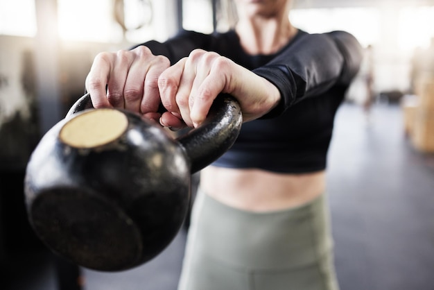 Foto saltare la palestra è per i deboli inquadratura di una donna che si allena con un campanello