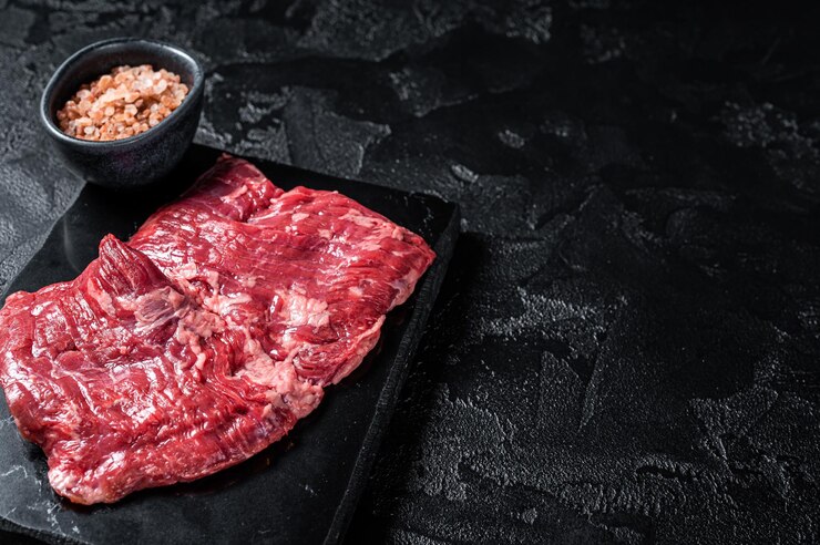스커트 또는 마체테 고기 스테이크 요리 할 준비가 된 원시 고기 검은 배경 상단 뷰 복사 공간