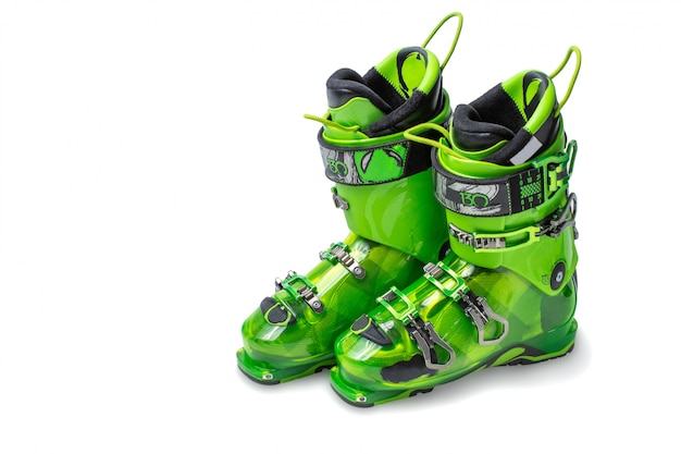 Skischoenen geïsoleerd op een witte achtergrond. Moderne, groene skischoenen. Paar skischoenen geïsoleerd op een witte achtergrond.