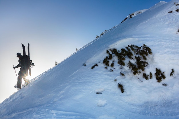 Skitoerist op een steile sneeuwhelling