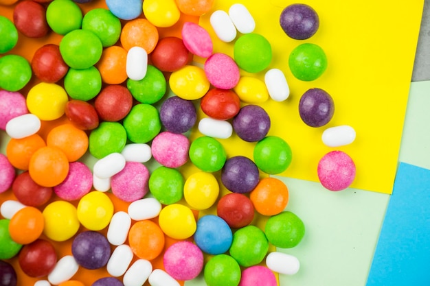 Skittles-snoep op de kleurrijke tafel kleurrijke zoete snoepjes