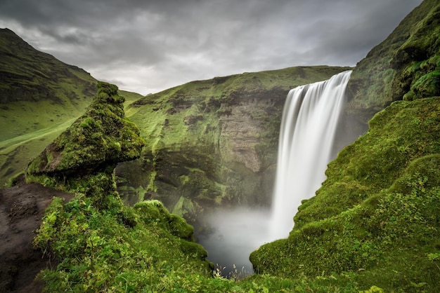 위에서 내려다 본 아이슬란드 남부의 Skogafoss 폭포