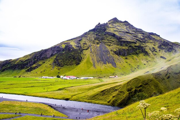 Skogafoss の滝を作成するアイスランドの Skogar 川