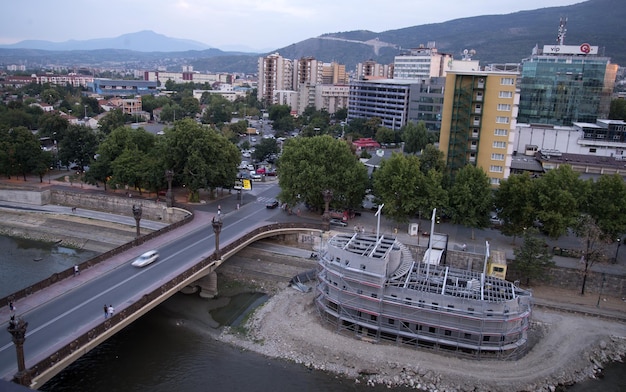 Skopje Macedonië 9 maart 2015Algemeen uitzicht op Skopje, de hoofdstad van Macedoniën, bij zonsondergang