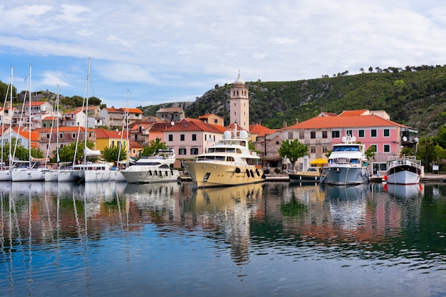 Skradin is een klein historisch stadje in Kroatië