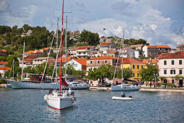 Skradin is een klein historisch stadje in Kroatië