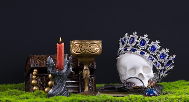 頭蓋骨の古代の王冠と胸