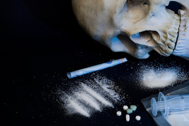 Photo a skull and a blue marker are on a table next to a skull and a skull.