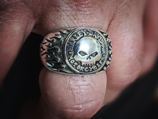 Photo skull ring on human hand