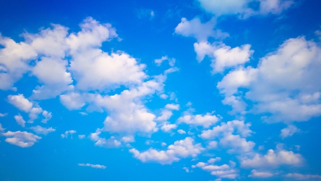 写真 空と雲が明るい