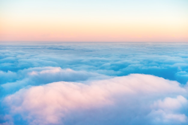 Небо и облака на закате, вид с воздуха с самолета