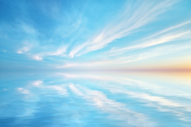 写真 空の背景と水の反射