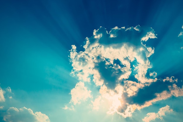 空の背景、青い空、新鮮な空気の朝の雲の自然の壁紙、曇りを通して太陽光線と明るい晴れた深い空。