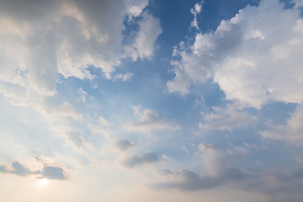 空の背景、雲と太陽の光