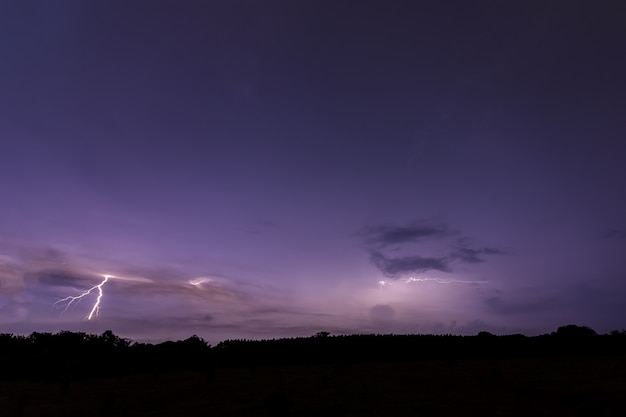 Photo sky background and lightning bolt at night