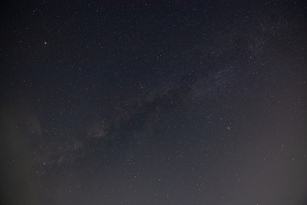 夜の空の背景と乳路