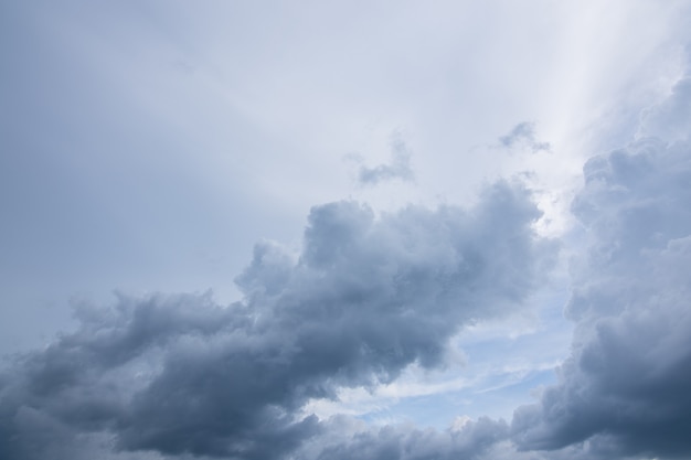 空の背景と雨雲