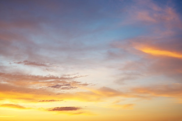 空の背景と海の夕日