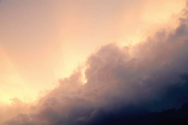 嵐、嵐雲、日没前の空。ビンテージの空。