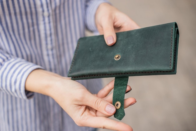 写真 スカイブルーのハンドバッグの財布とマニキュアと美しい女性の手