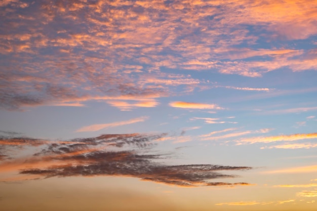 Закат неба, ярко-голубого, оранжевого и желтого цветов. Мгновенное фото, тонированное изображение