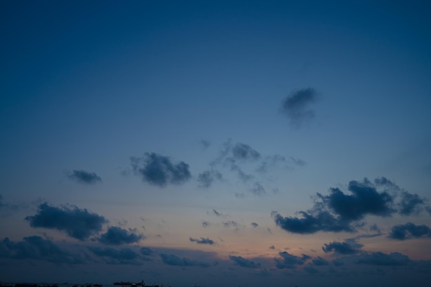 空の雲映画のような自然の空美しく映画のような夕日のテクスチャの背景