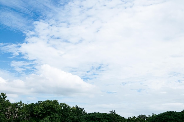 空と雲のコンセプト 美しい青い空と山 明るい空を背景に美しい積雲