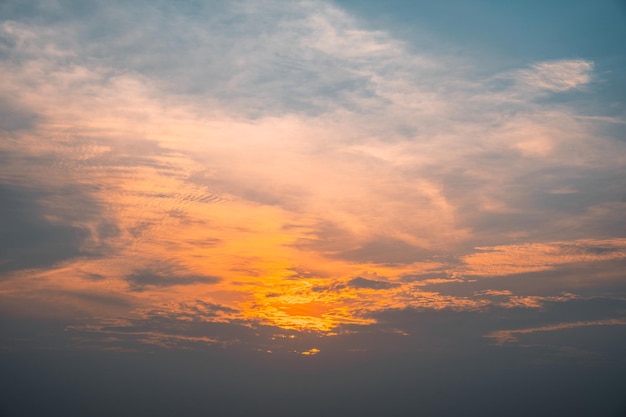 Sky cloud filmische Natuurlijke lucht mooie en filmische zonsondergang textuur achtergrond