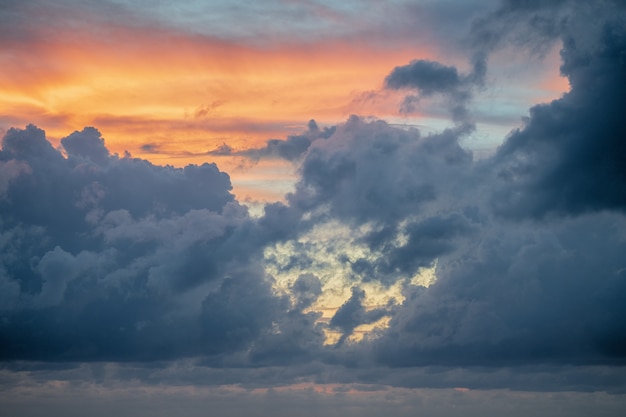 空雲夕日を背景に