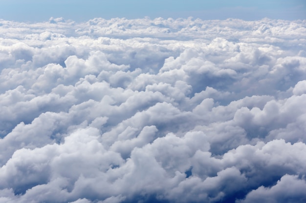 飛行機から見た雲の上の空