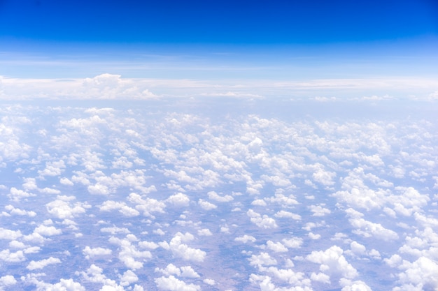 空と雲の背景。飛行機の窓からの眺め。