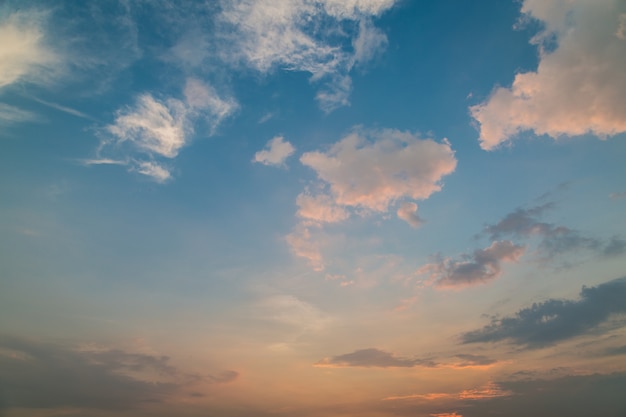 夕日の前に空と雲