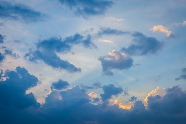 日没の背景の前に空と雲