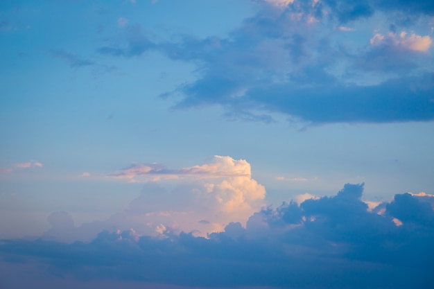 日没の背景の前に空と雲